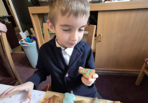 smakowanie ozdobionych pierniczków