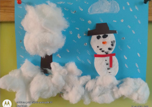 Praca plastyczna z waty i wacików na niebieskim tle - bałwan i drzewo