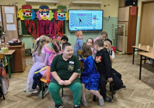 Zabawa w znikające krzesło - uczniowie siedzą w kole plecami do siebie, jeszcze kazdy na swoim krzesle