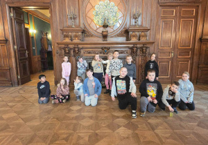 W komnacie z kominkiem - nad kominkiem piękny witraż przedstawiający pawia