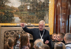 Na tle mozajki z ozdobnych kafli