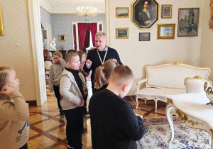 w salonie w tle piękna biała kanapa i stół