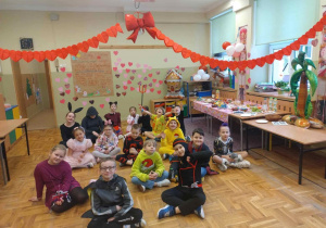 odpoczynek - dzieci siedzą na parkiecie