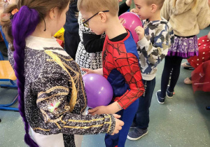 Taniec z balonikiem trzymanym brzuchami