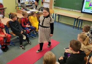 przejście po czerwonym dywanie - prezentacja przebrania