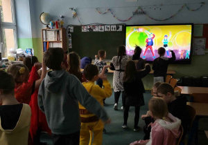 taniec z piosenką na ekranie w tle