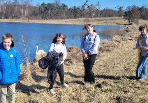 Odpoczynek na trawie turz przy błekitnym jeziorku