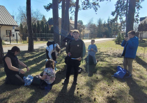 Chwila na relaks między drzewami w cieniu, z tyłu zabudowania jednorodzinne