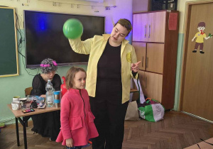 Uczennica i trenerka warsztatów, eksperyment z balonem i włosami, które się unoszą potarte balonem