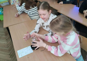 Dzieci i kula z elektrycznymi wyładowaniami czyli burza zamknięta w szkle