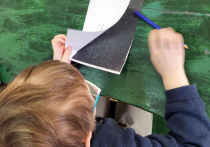 Uczeń z dawnym zeszytem