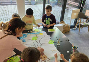 Wspólna praca plastyczna, drzewo