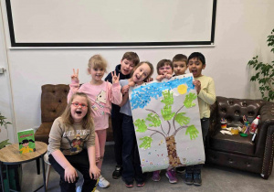 Uczniowie prezentują gotową pracę plastyczną