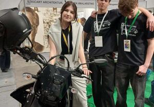 Ósmoklasiści przy stoisku z motocyklami