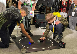 Chłopcy na macie z okręgiem i robotami