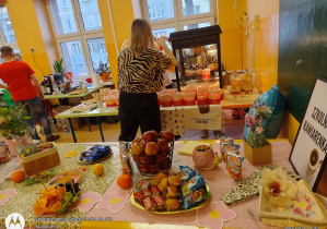 Rodzice przygotowujacy smakołyki w słodkiej szkolnej kawiarence