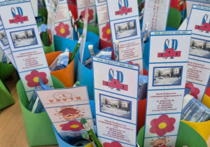 Kubeczki z zakładkami i słodyczami - upominki przygotowane dla miłych gości