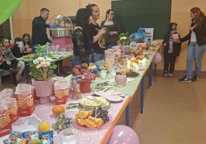 Słodka kawiarenka rodziców w jadalni szkoły - na stołach przygotowane smakołyki