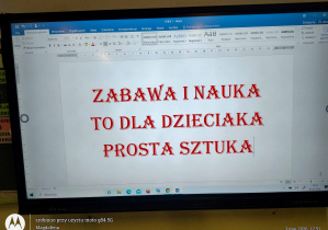 Slajd z prezentacji wyświetlonej na ekranie multimedialnym z hasłem Dni Otwartych w szkole