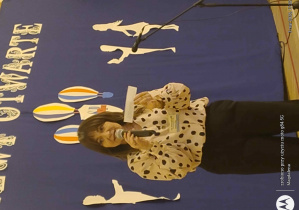 Przemówienie Pani Dyrektor, z tyłu kolorowa dekoracja Drzwi Otwartych na niebieskim tle