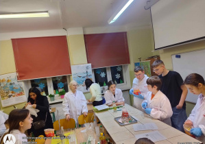 W pracowni biologiczno - chemicznej eksperyment z wybuchającym wulkanem