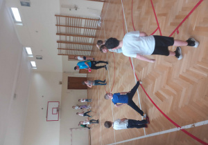 Dzieci w ruchu, duża przestrzeń sali gimnastycznej