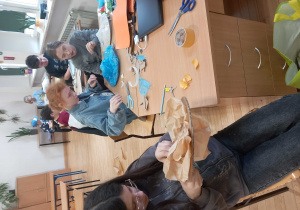 Trzy uczennice podczas wykonywania kapeluszy do ekologicznego projektu