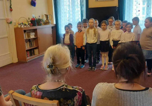 Występ dzieci, na widowni starsi Państwo