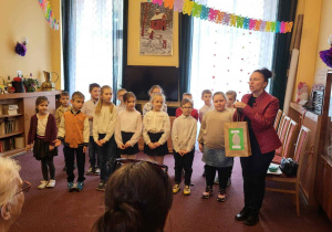 Nauczycielka, uczniowie i prezenty dla Seniorów