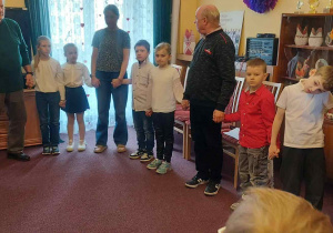 Wspólna zabawa uczniów i Seniorów w kole