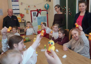 Uczniowie pokazują do fotografii wykonane kurczaczki