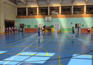 Widok ogólny na boisko, dlaeko w tyle zawodnicy