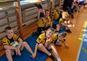 Uczniowie z naszej szkoły czekający na materacach na swoją kolej rywalizacji