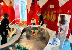 Kolorowe stoisko Ulicy Żywiołów w EC1