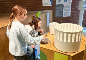 Dziewczynki obserwują doświadczenie