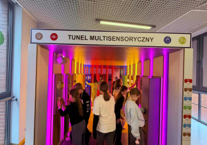 Uczniowie w tunelu multisensorycznym