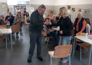 Wspólna zabawa uczniów wolontariuszy z Seniorami z udziałem krzesełek