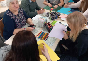 Prace plastyczne przy wspólnym stole