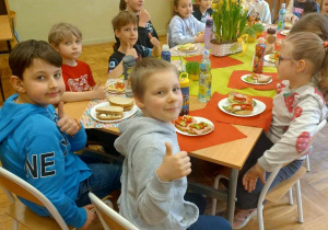 Przy wspólnym stole - wyśmienite wiosenne kanapki jedzone razem smakują znakomicie