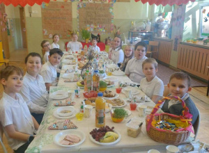 Wielkanocne śniadanko w klasach młodszych