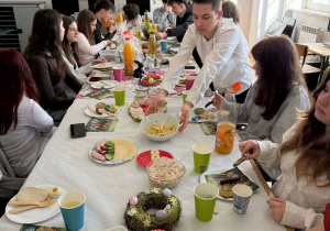 Uczniowie przygotowują stół do wspólnego spożywania śniadania wielkanocnego