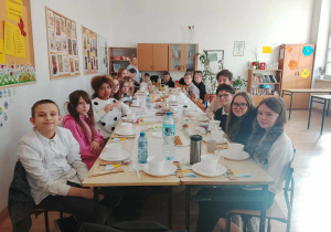 Uczniowie klasy 6b wspólnie przy świątecznym stole