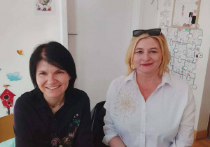 Wychowawca i nauczyciel współorganizujący przy wspólnym śniadaniu wielkanocnym wraz ze swoimi uczniami