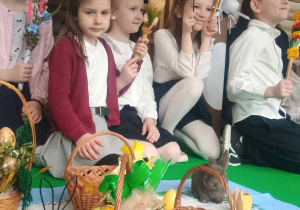 Zdjęcie grupowe uczniów aktorów, a z przodu palemki z bazi wierzbowych