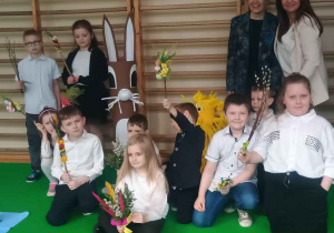 Wspólne zdjęcie z uczniami i nauczycielkami, które przygotowały dzieci do występu