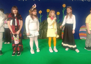 Występ uczniów w pięknych kolorowych strojach