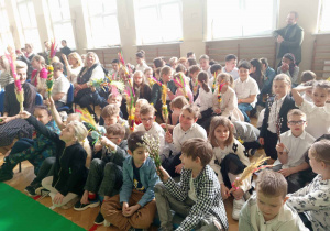 Widownia- uczniowie z tradycyjnymi palemkami wielkanocnymi