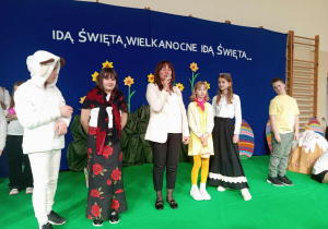 Pani Dyrektor wśród uczniów aktorów