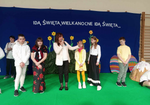 Pani Dyrektor dziękuje uczniom za ich występ