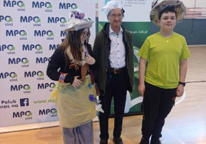 Drużyna ustawiona do fotografii na tle tzw. ścianki z logo MPO